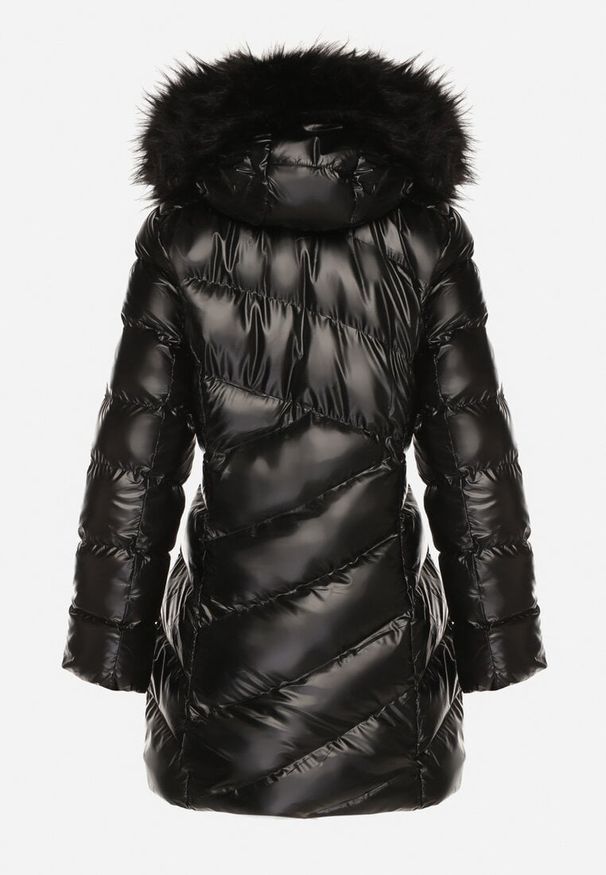 Born2be - Czarna Pikowana Kurtka przed Kolano z Kapturem i Futerkiem Salasa. Typ kołnierza: kaptur. Kolor: czarny. Materiał: futro. Długość: długie. Styl: elegancki