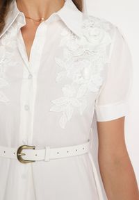 Born2be - Biała Sukienka z Koronką i Ozdobnym Paskiem oraz Kołnierzykiem Gavridia. Okazja: na co dzień, do pracy. Kolor: biały. Materiał: koronka. Długość rękawa: krótki rękaw. Wzór: koronka. Typ sukienki: proste. Styl: casual, klasyczny, elegancki, wizytowy #5