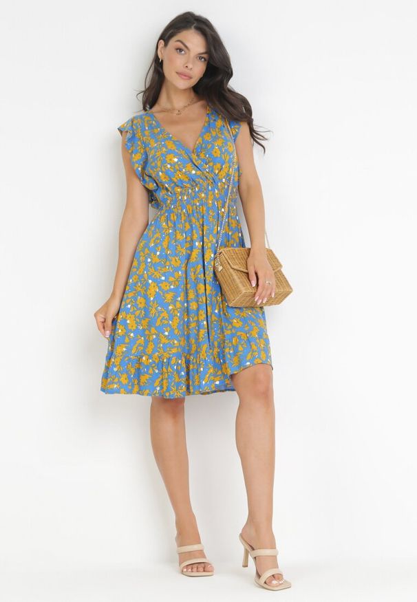 Born2be - Niebieska Rozkloszowana Sukienka z Wiskozy Ozdobiona Metalicznym Nadrukiem Elulaia. Typ kołnierza: kołnierz z falbankami. Kolor: niebieski. Materiał: wiskoza. Wzór: nadruk, aplikacja. Typ sukienki: kopertowe