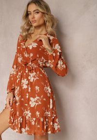 Renee - Jasnobrązowa Rozkloszowana Sukienka Mini w Kwiaty i Gumką w Pasie Elandri. Kolor: brązowy. Materiał: tkanina. Wzór: kwiaty. Długość: mini