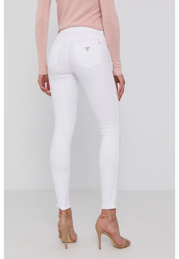 Guess Spodnie damskie kolor biały dopasowane medium waist. Kolor: biały. Materiał: materiał