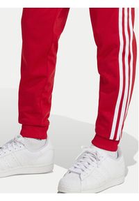 Adidas - adidas Spodnie dresowe adicolor SST IX7631 Czerwony Regular Fit. Kolor: czerwony. Materiał: syntetyk #4