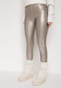 Born2be - Szampańskie Legginsy z Ekoskóry z Guzikami Wysokim Stanem i Gumką w Talii Sintheria. Okazja: na co dzień, na spacer. Stan: podwyższony. Kolor: złoty. Materiał: materiał, kaszmir. Wzór: aplikacja. Sezon: jesień. Styl: casual, elegancki #1