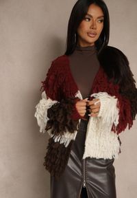 Renee - Bordowy Kardigan Bez Zapięć z Domieszką Wełny Zdobiony Imitacją Piór Lanitia. Okazja: na co dzień. Kolor: czerwony. Materiał: wełna. Wzór: aplikacja. Styl: casual