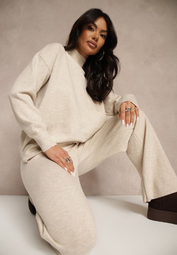 Renee - Jasnobeżowy Komplet Dzianinowy z Wełną i Bawełną Sweter Golf i Szerokie Spodnie Reipella. Kolor: beżowy. Materiał: dzianina, bawełna, wełna