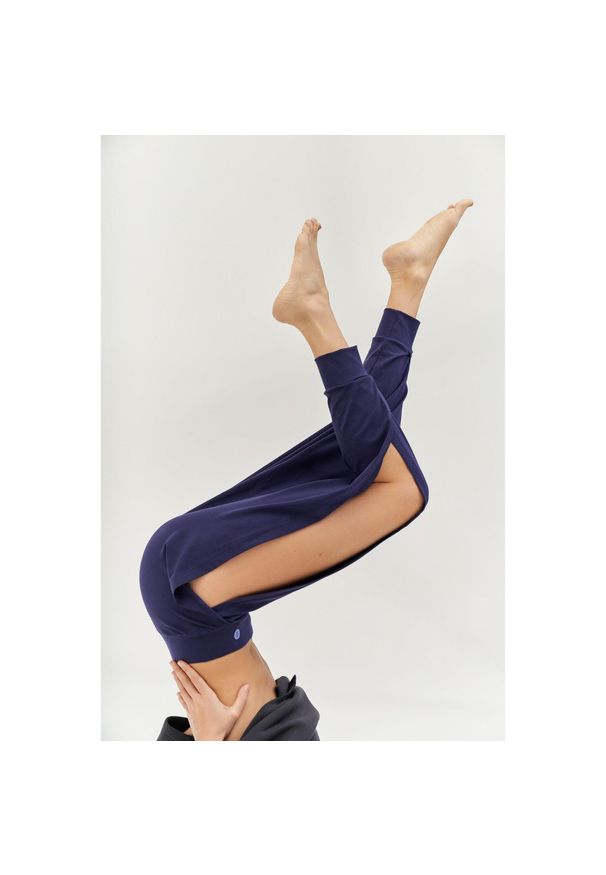 MOONHOLI - Spodnie do jogi Moonholi Crescent Open Sweatpants z rozcięciem. Kolor: niebieski. Sport: joga i pilates