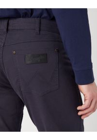 Wrangler - WRANGLER MESKIE SPODNIE MATERIAŁOWE MATERIAŁ GREENSBORO DARK NAVY W15QLNXAE. Materiał: materiał #7