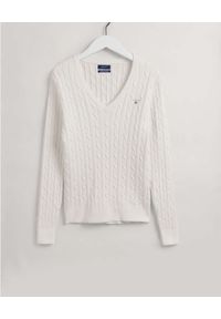 GANT - Biały sweter o warkoczowym splocie Slim Fit. Kolor: biały. Długość rękawa: długi rękaw. Długość: długie. Wzór: ze splotem. Styl: klasyczny #6