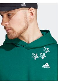 Adidas - adidas Bluza Scribble IJ6449 Zielony Loose Fit. Kolor: zielony. Materiał: bawełna #4