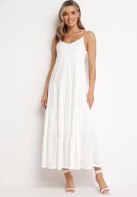 Born2be - Biała Sukienka z Bawełnianej Tkaniny z Wiązanymi Ramiączkami Esthenis. Kolor: biały. Materiał: tkanina, bawełna. Długość rękawa: na ramiączkach. Sezon: lato #1