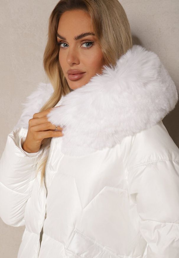 Renee - Biała Pudełkowa Kurtka Pikowana Ozdobiona Odpinanym Futerkiem i Suwakiem Hedizelle. Okazja: na spacer, na co dzień. Kolor: biały. Materiał: futro. Wzór: aplikacja. Sezon: zima. Styl: casual, elegancki