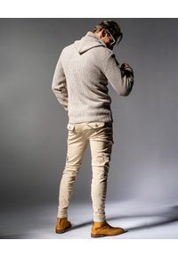 GUNS & TUXEDOS - Beżowy sweter z kapturem Cold Sunrise. Okazja: na co dzień. Typ kołnierza: kaptur. Kolor: beżowy. Materiał: wełna, jeans, materiał. Wzór: aplikacja. Styl: casual, elegancki #2