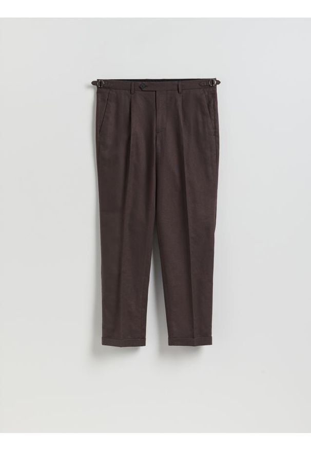 Reserved - Spodnie chino slim z lnem - ciemnobrązowy. Kolor: brązowy. Materiał: len