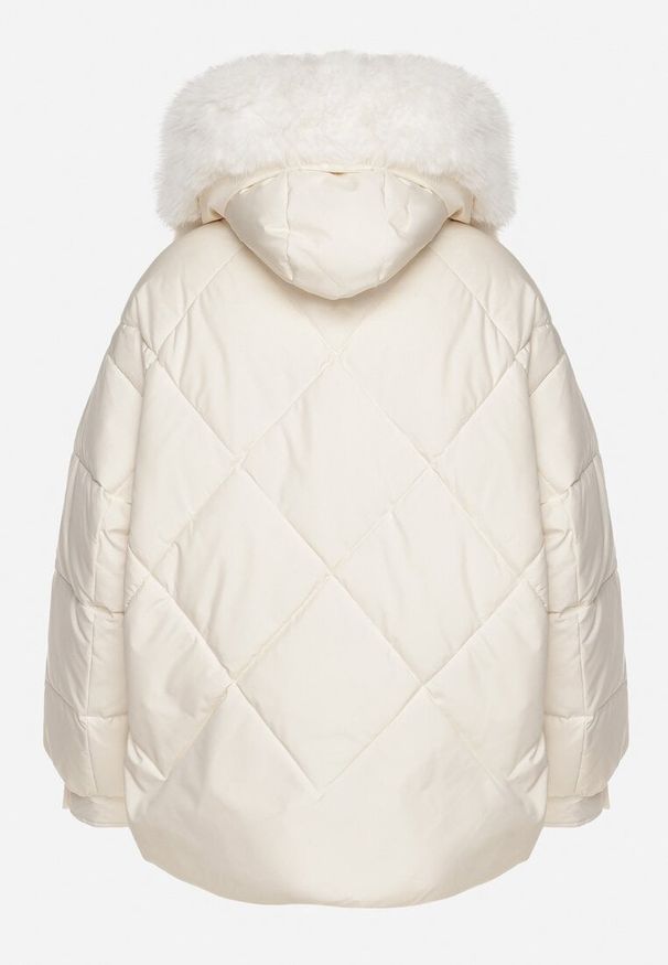 Born2be - Jasnobeżowa Pikowana Kurtka z Kapturem i Grubym Futrzanym Obszyciem z Możliwością Odpięcia Izarida. Typ kołnierza: kaptur. Kolor: beżowy. Materiał: futro. Długość rękawa: długi rękaw. Długość: długie. Styl: klasyczny, elegancki