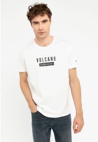 Volcano - Koszulka z napisem, Comfort Fit, T-BRAD. Okazja: na co dzień. Kolor: biały. Materiał: skóra, tkanina, jeans, bawełna, materiał. Długość rękawa: krótki rękaw. Długość: krótkie. Wzór: napisy. Styl: sportowy, casual, klasyczny