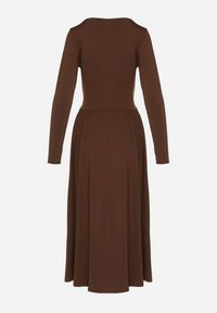 Born2be - Brązowa Marszczona Sukienka Taliowana z Wiskozą z Dekoltem V i Długim Rękawem Emirie. Okazja: na co dzień, na spotkanie biznesowe. Typ kołnierza: dekolt w kształcie V. Kolor: brązowy. Materiał: wiskoza. Długość rękawa: długi rękaw. Styl: biznesowy, casual #3