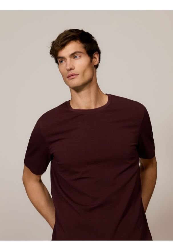 Reserved - Gładki t-shirt regular fit - brązowy. Kolor: brązowy. Materiał: dzianina, bawełna. Wzór: gładki