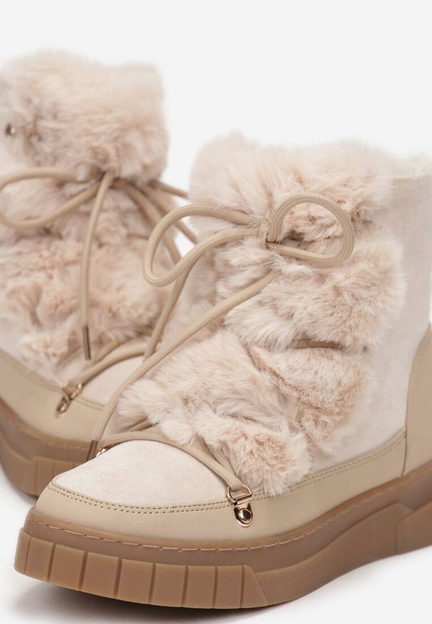 Renee - Beżowe Mocno Ocieplone Śniegowce z Futerkiem Wzdłuż Wiązania Avivina. Okazja: na co dzień. Kolor: beżowy. Materiał: futro. Sezon: zima. Styl: elegancki, casual