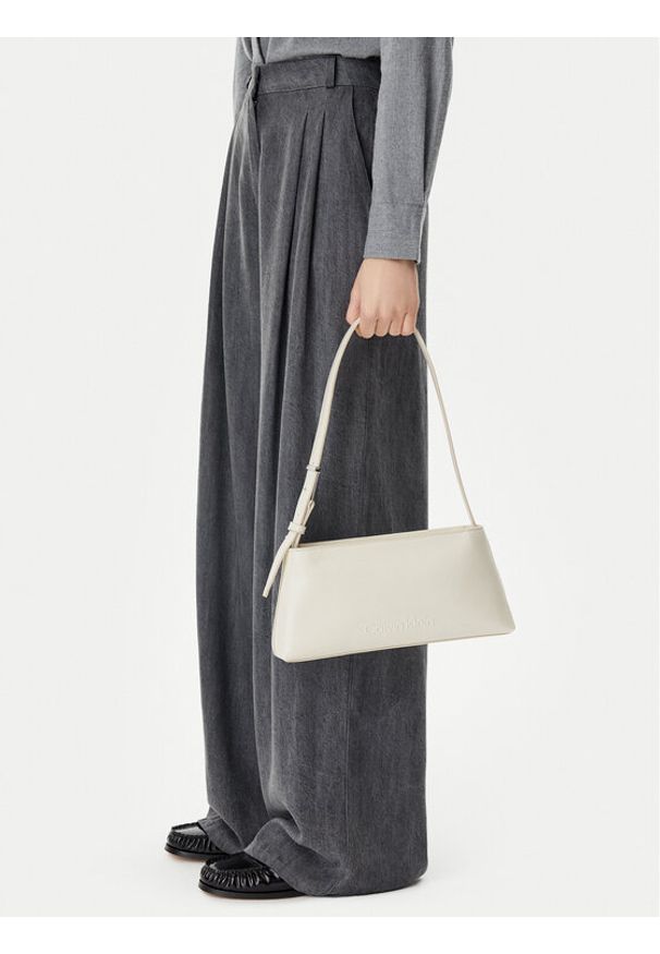 Calvin Klein Torebka Embossed Logo Shoulder Bag K60K612550 Écru. Kolor: kremowy. Materiał: skórzane