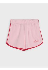 Sinsay - Dresowe szorty z kontrastową lamówką i napisem "Malibu" - różowy. Kolor: różowy. Materiał: dresówka. Wzór: napisy #1