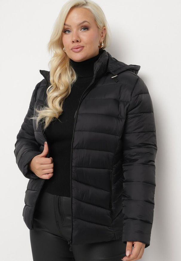 Born2be - Czarna Kurtka z Odpinanym Kapturem Ozdobiona Pikowaniem Etinitha. Okazja: na co dzień, na spotkanie biznesowe, do pracy. Kolor: czarny. Materiał: jeans. Wzór: aplikacja. Sezon: zima. Styl: biznesowy, klasyczny, casual