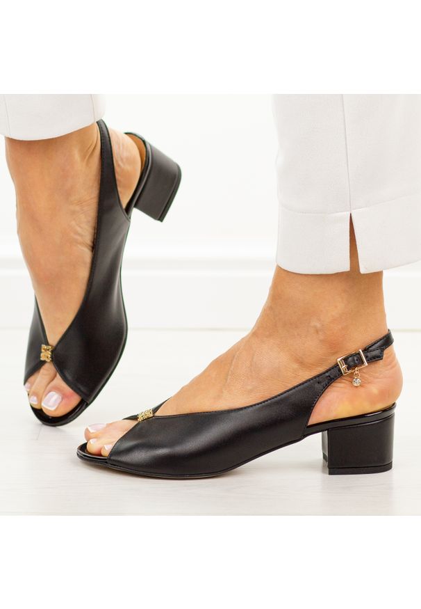 Czarne lico skórzane Polskie sandały damskie Prestige 2308/obl. Zapięcie: pasek. Kolor: beżowy. Materiał: skóra. Wzór: aplikacja. Sezon: wiosna, lato. Obcas: na obcasie. Styl: elegancki, klasyczny, wizytowy. Wysokość obcasa: średni