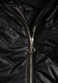 Born2be - Czarna Kurtka Pikowana z Nieodpinanym Kapturem i Aplikacją na Rękawie Endora. Okazja: na spacer, na co dzień. Kolor: czarny. Materiał: poliester, jeans. Wzór: aplikacja. Styl: casual, elegancki #8