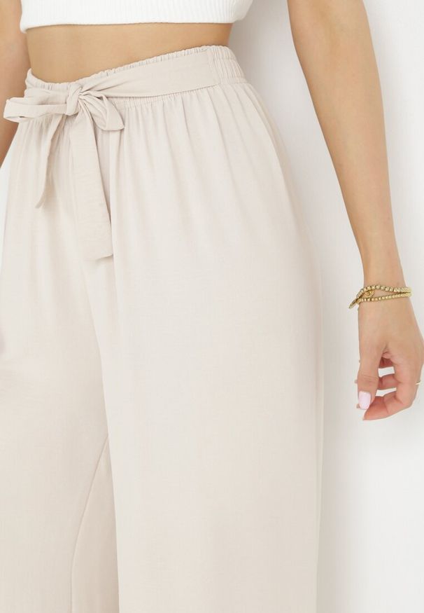 Born2be - Jasnobeżowe Szerokie Spodnie z Materiałowym Paskiem i Gumką w Talii Dellisa. Kolor: beżowy. Materiał: materiał
