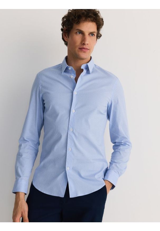 Reserved - Koszula slim fit w drobną kratkę - jasnoniebieski. Kolor: niebieski. Materiał: tkanina, bawełna. Wzór: kratka