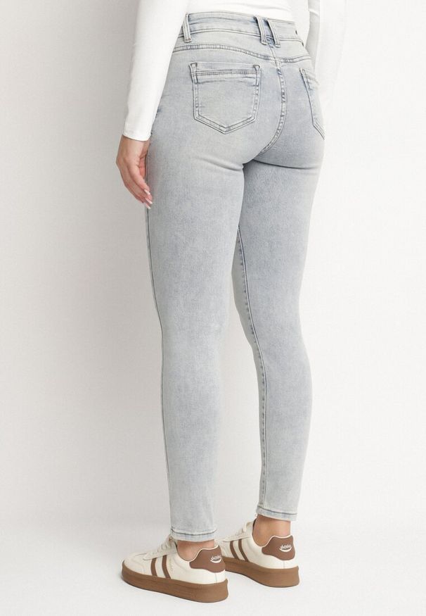 Born2be - Jasnoniebieskie Klasyczne Jeansy o Dopasowanym Kroju Nairiviel. Okazja: na co dzień. Kolor: niebieski. Styl: klasyczny