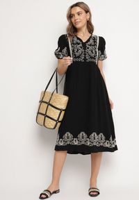 Born2be - Czarna Bawełniana Sukienka Boho o Rozkloszowanym Kroju Zdobiona Haftem Lannivra. Okazja: na co dzień, na imprezę. Typ kołnierza: dekolt w kształcie V. Kolor: czarny. Materiał: bawełna. Wzór: aplikacja, haft. Sezon: lato. Typ sukienki: rozkloszowane. Styl: boho #6