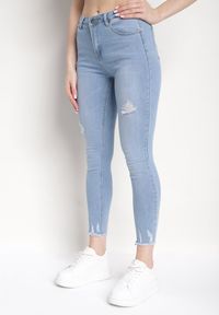 Born2be - Jasnoniebieskie Jeansy Skinny z Przetarciami i Dziurami Honnaira. Kolor: niebieski. Styl: elegancki