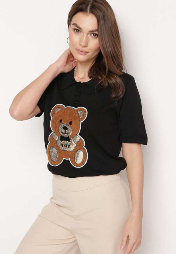 Born2be - Czarna Wiskozowa Bluzka z Naszywką w Kształcie Misia z Cekinami Stivenna. Kolor: czarny. Materiał: wiskoza. Wzór: aplikacja. Sezon: lato