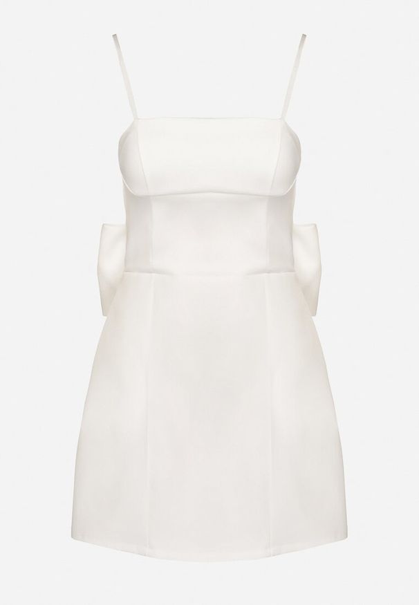 Born2be - Biała Rozkloszowana Sukienka na Ramiączkach Zdobiona Dużą Kokardą Lavvia. Okazja: na co dzień. Typ kołnierza: kokarda. Kolor: biały. Długość rękawa: na ramiączkach. Wzór: aplikacja. Typ sukienki: rozkloszowane. Styl: casual, elegancki