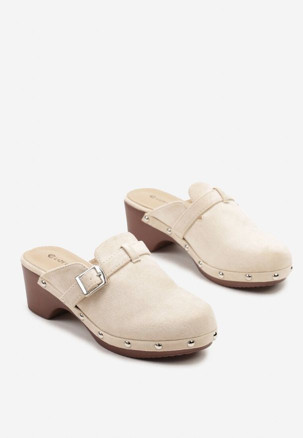 Born2be - Beżowe Klapki na Obcasie w Stylu Chodaków z Klamrą Ellatis. Okazja: na co dzień. Kolor: beżowy. Materiał: jeans. Wzór: aplikacja. Obcas: na obcasie. Styl: klasyczny, casual. Wysokość obcasa: średni