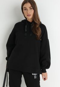 Born2be - Czarna Bluza Oversize z Kapturem Kulsum. Typ kołnierza: kaptur. Kolor: czarny. Materiał: tkanina, bawełna. Długość: długie. Wzór: gładki, jednolity