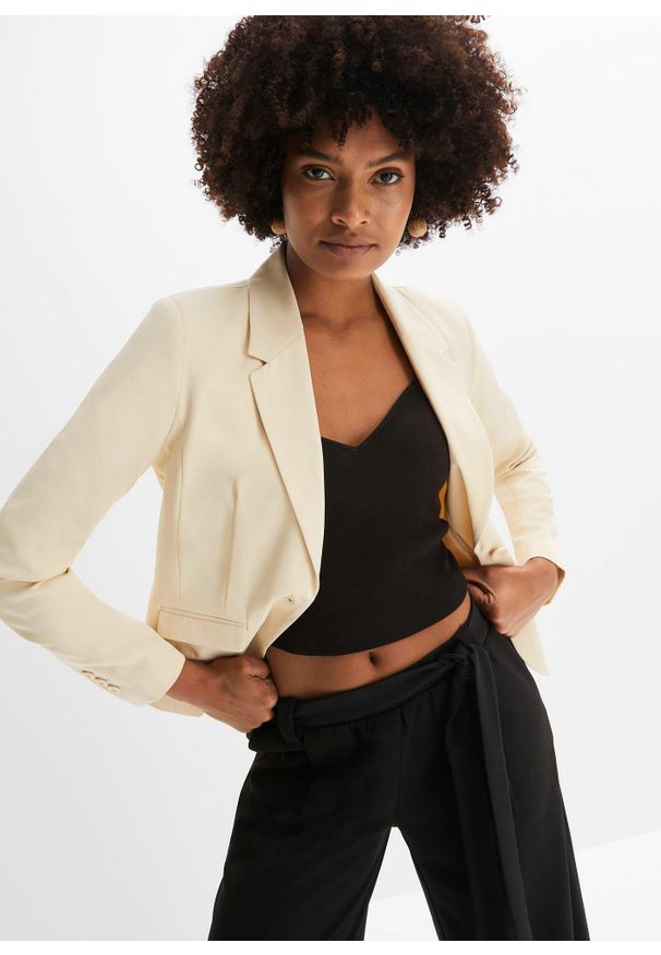 bonprix - Krótki żakiet z kieszeniami z patkami. Okazja: na spotkanie biznesowe. Kolor: beżowy. Długość: krótkie. Styl: biznesowy