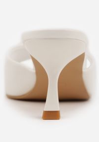 Born2be - Białe Klapki na Niskiej Szpilce z Odkrytym Noskiem Cametea. Okazja: na co dzień. Nosek buta: otwarty. Kolor: biały. Materiał: len. Obcas: na obcasie. Styl: casual, elegancki. Wysokość obcasa: niski #2