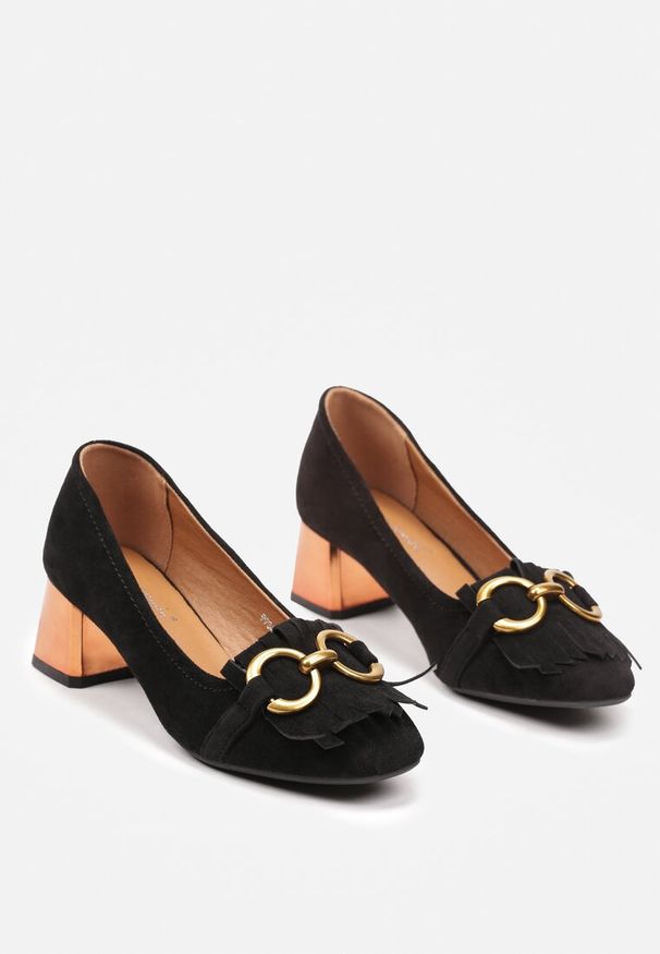 Renee - Czarne Czółenka na Geometrycznym Klocku z Frędzlami i Metaliczną Ozdobą Tivala. Okazja: do pracy, na spotkanie biznesowe. Kolor: czarny. Wzór: geometria, aplikacja. Styl: biznesowy, klasyczny, elegancki