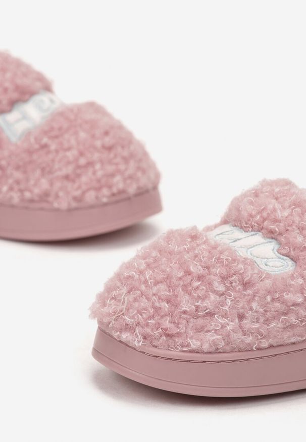 Born2be - Różowe Kapcie ze Sztucznego Futerka z Ozdobną Naszywką Valentillo. Kolor: różowy. Materiał: futro. Wzór: aplikacja. Obcas: na płaskiej podeszwie