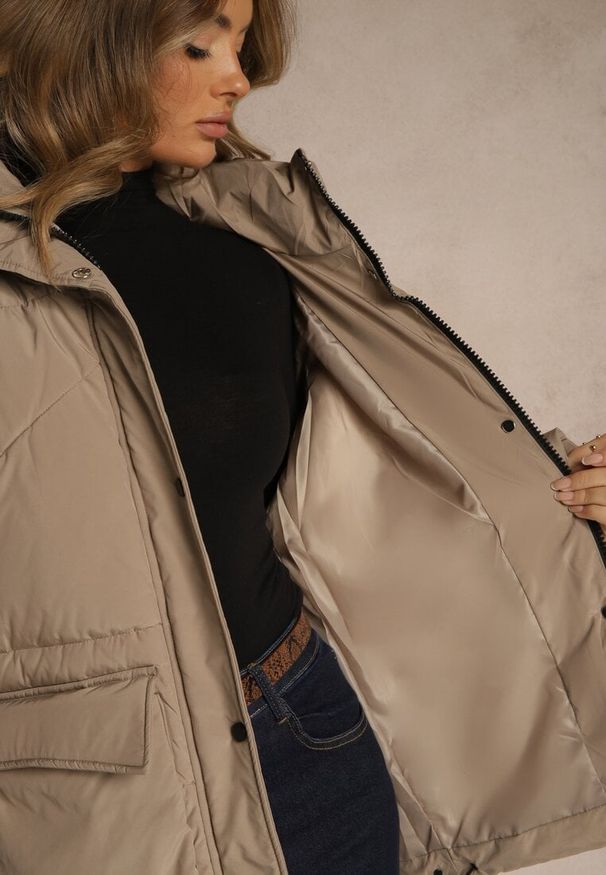 Renee - Beżowa Oversizowa Kurtka z Kapturem i Pikowanymi Przeszyciami Unavella. Okazja: na co dzień. Typ kołnierza: kaptur. Kolor: beżowy. Materiał: jeans. Styl: casual