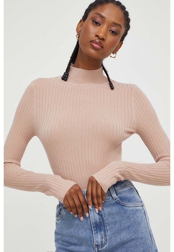 Answear Lab sweter damski kolor beżowy lekki z półgolfem. Kolor: beżowy. Długość rękawa: długi rękaw. Długość: długie. Styl: wakacyjny