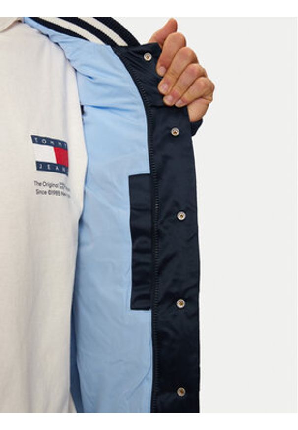 Tommy Jeans Kurtka zimowa DM0DM20468 Granatowy Regular Fit. Kolor: niebieski. Materiał: syntetyk. Sezon: zima