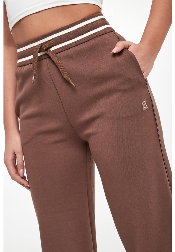 Armani Exchange - Spodnie dresowe damskie ARMANI EXCHANGE. Materiał: dresówka