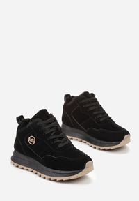 Born2be - Czarne Sneakersy na Platformie z Futerkiem Egiapia. Kolor: czarny. Materiał: futro. Obcas: na platformie #5