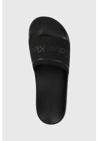 Calvin Klein klapki męskie kolor czarny. Kolor: czarny. Materiał: poliester, materiał, guma. Wzór: gładki. Obcas: na obcasie. Wysokość obcasa: niski #2