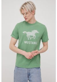 Mustang t-shirt bawełniany kolor zielony z nadrukiem. Kolor: zielony. Materiał: bawełna. Wzór: nadruk