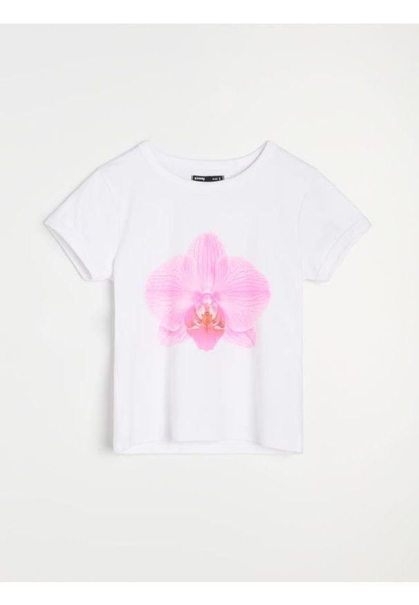 Sinsay - Bawełniana koszulka z nadrukiem kwiatowym - biały. Kolor: biały. Materiał: bawełna. Wzór: kwiaty, nadruk