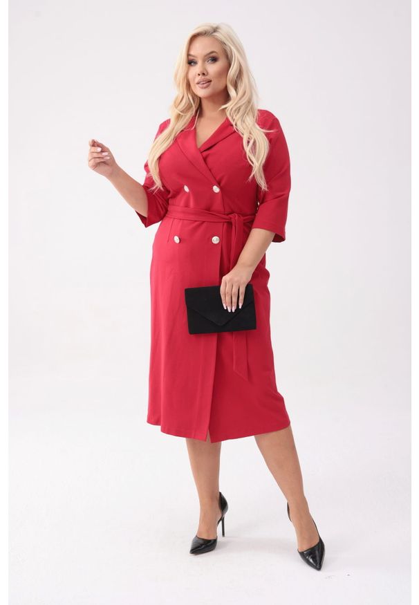 Moda Size Plus Iwanek - Elegancka czerwona żakietowa sukienka Mariposa z ołówkowym dołem PLUS SIZE XXL OVERSIZE. Okazja: na spotkanie biznesowe, na wesele, na randkę, na ślub cywilny. Kolekcja: plus size. Kolor: czerwony. Materiał: tkanina, wiskoza, materiał, poliamid, elastan. Typ sukienki: oversize, dla puszystych, ołówkowe. Styl: elegancki
