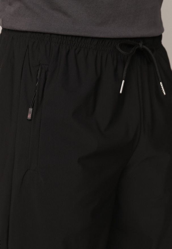 Born2be - Czarne Szorty w Sportowym Stylu ze Sznurkami i Zasuwanymi Kieszeniami Abateia. Okazja: na co dzień. Kolor: czarny. Materiał: materiał. Wzór: napisy. Sezon: lato. Styl: sportowy